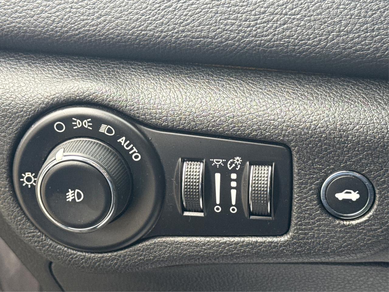 2015 Chrysler 200 NAV LEATHER PANO ROOF CLEAN WE FINANCE ALL CREDIT! Photo