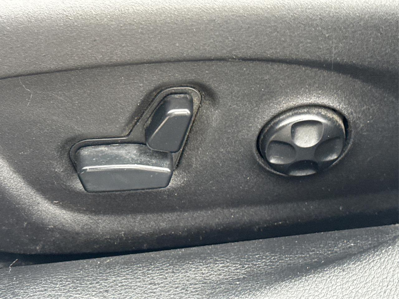 2015 Chrysler 200 NAV LEATHER PANO ROOF CLEAN WE FINANCE ALL CREDIT! Photo