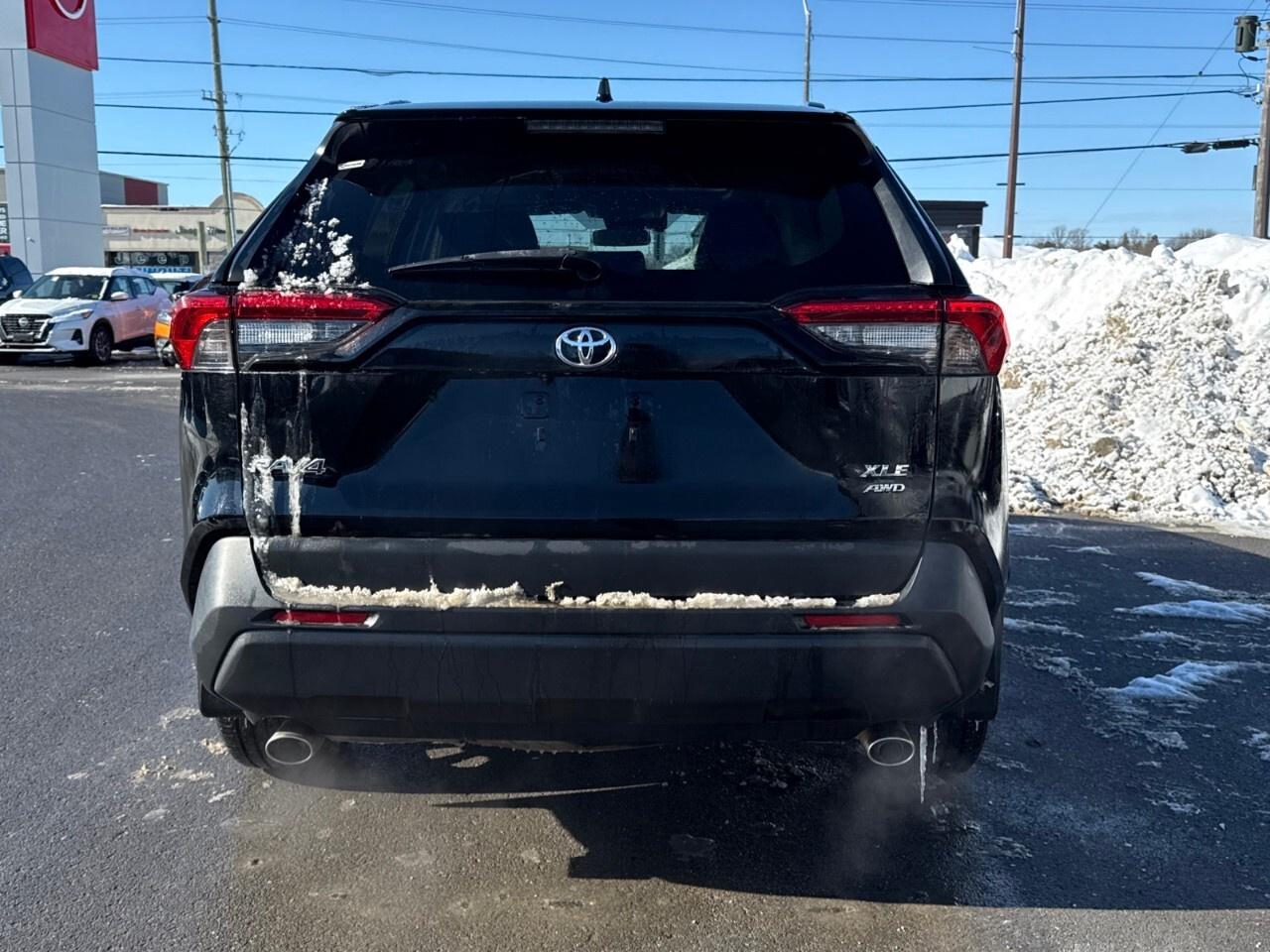 2021 Toyota RAV4 XLE   LEATHER   ONE OWNER Photo4