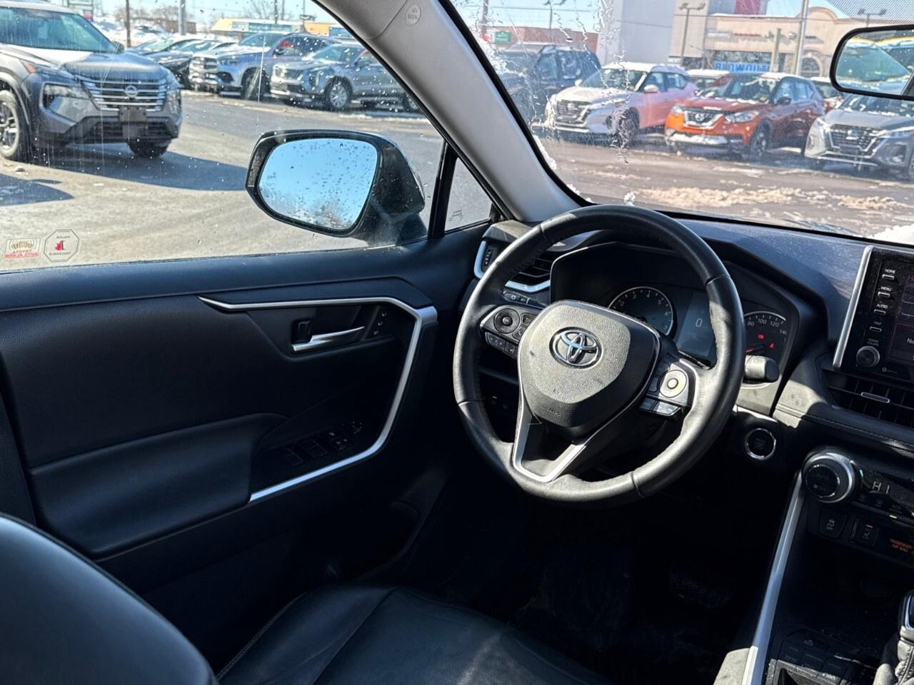 2021 Toyota RAV4 XLE   LEATHER   ONE OWNER Photo