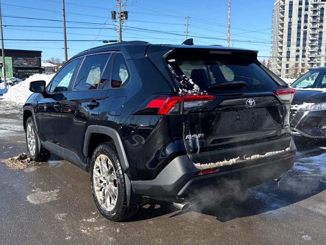 2021 Toyota RAV4 XLE   LEATHER   ONE OWNER Photo