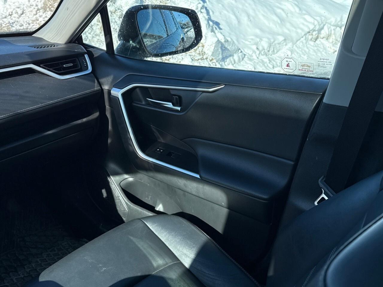 2021 Toyota RAV4 XLE   LEATHER   ONE OWNER Photo