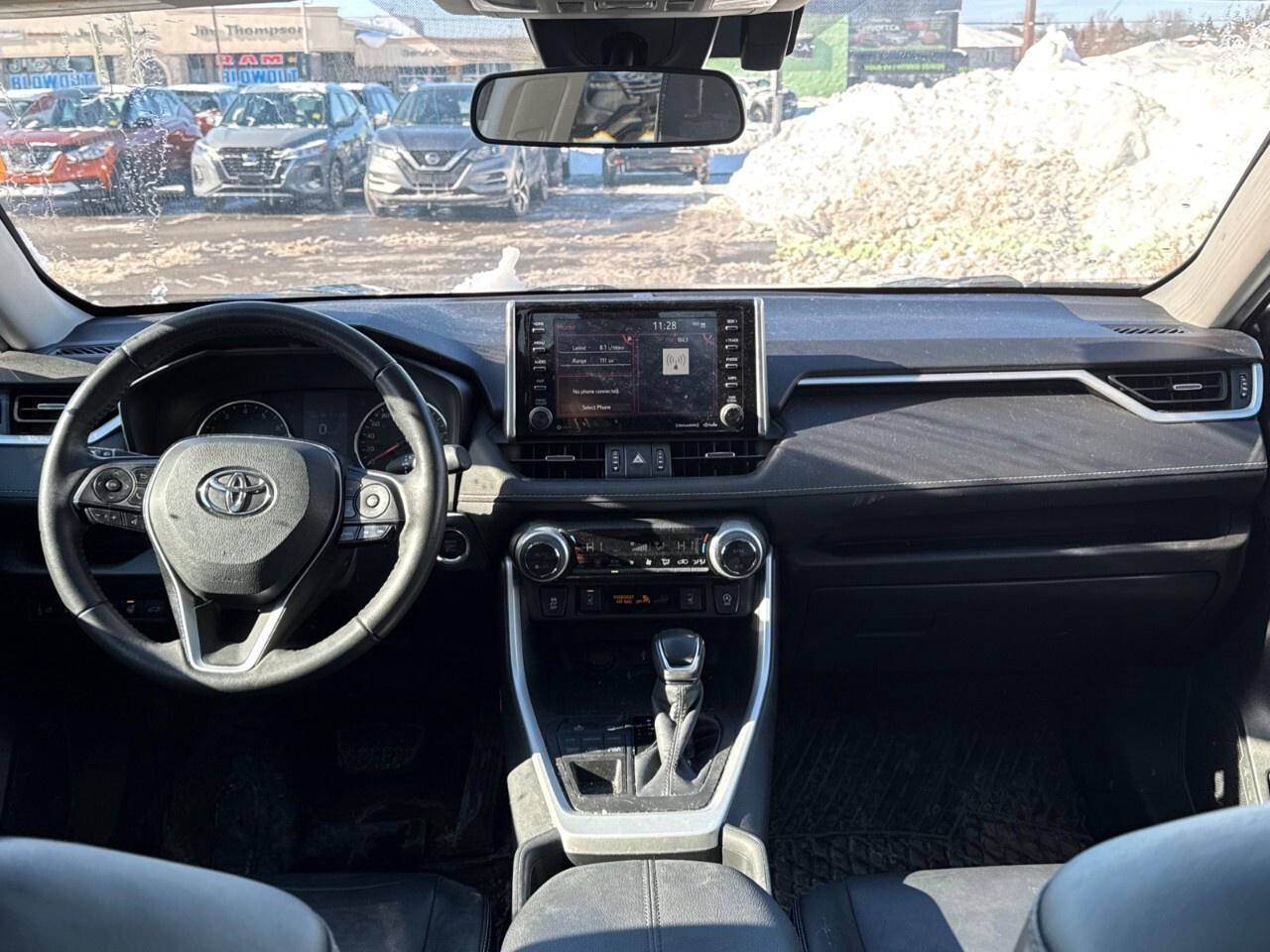 2021 Toyota RAV4 XLE   LEATHER   ONE OWNER Photo