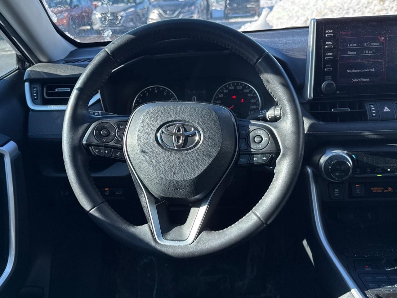 2021 Toyota RAV4 XLE   LEATHER   ONE OWNER Photo
