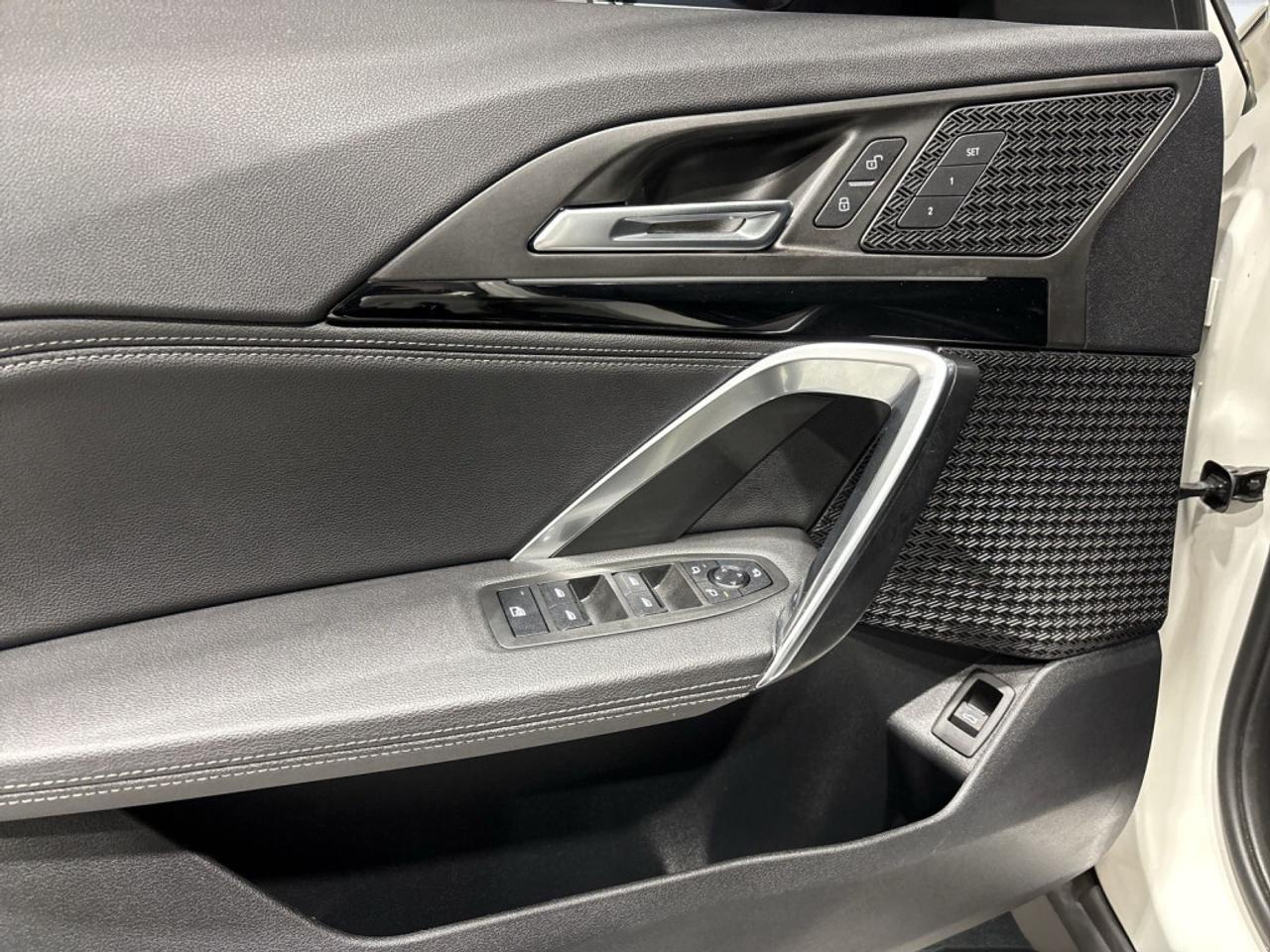 2023 BMW X1 xDrive28i AWD / NAVI / Leather / Panoramic Roof / Photo2