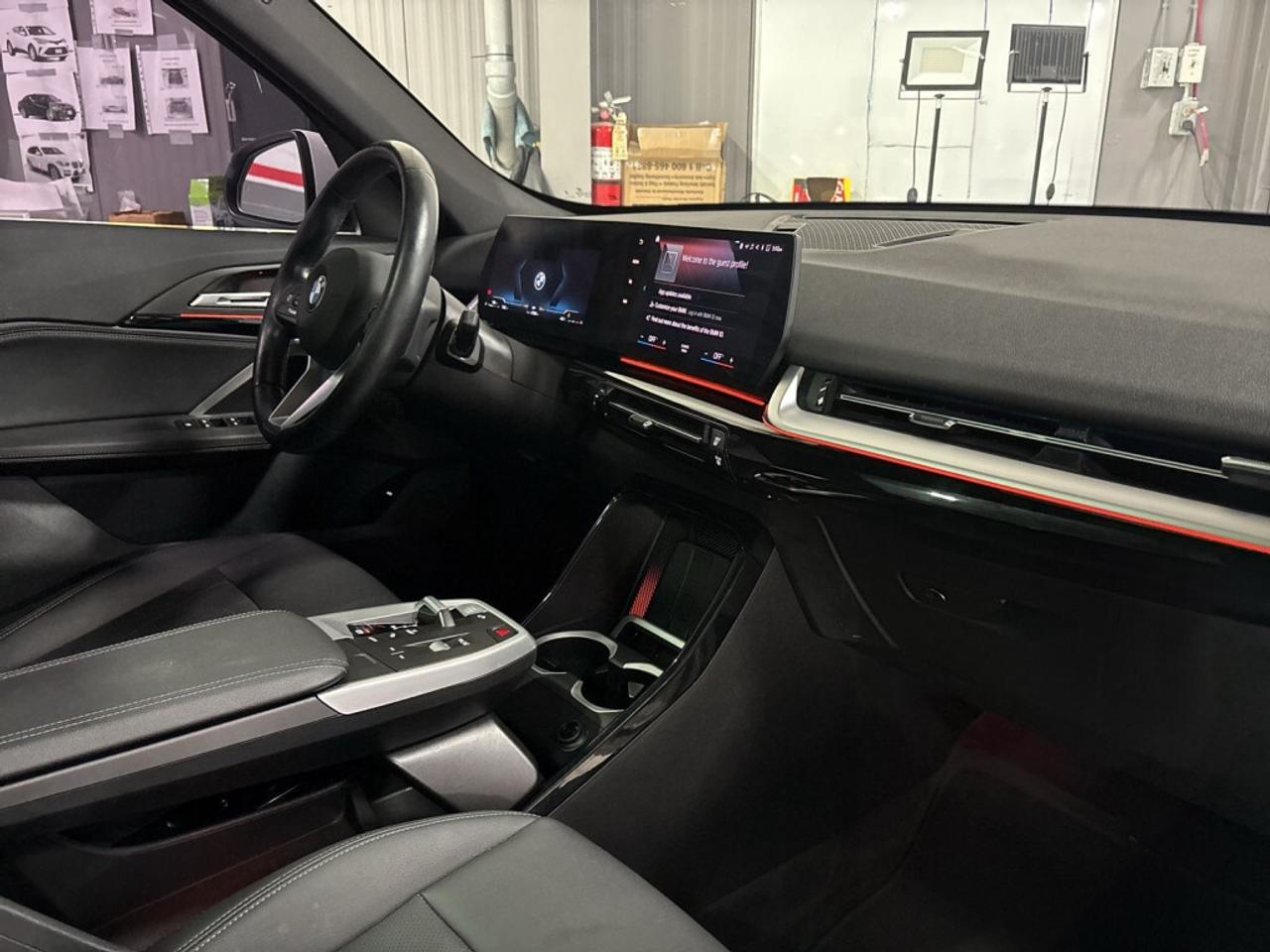 2023 BMW X1 xDrive28i AWD / NAVI / Leather / Panoramic Roof / Photo