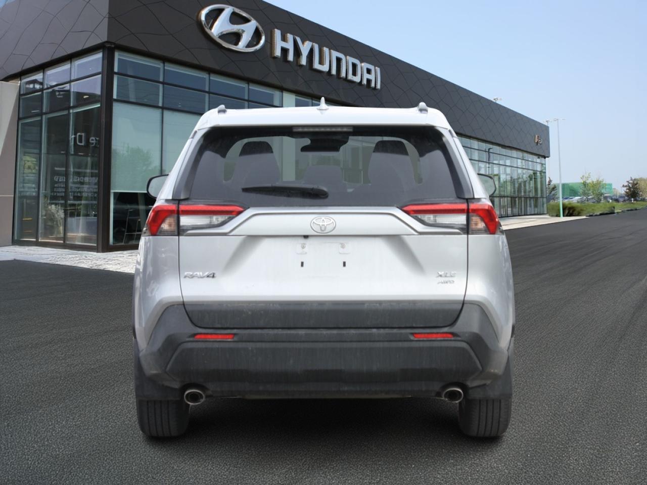 2020 Toyota RAV4 XLE  AWD/ Heated Seats / Blind Spot / Camera Photo4