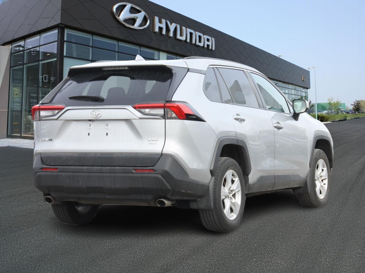 2020 Toyota RAV4 XLE  AWD/ Heated Seats / Blind Spot / Camera Photo3