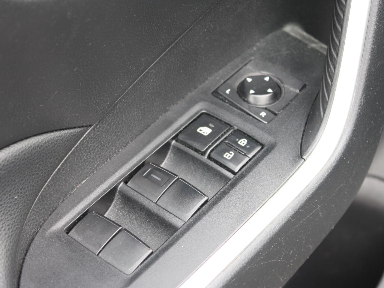 2020 Toyota RAV4 XLE  AWD/ Heated Seats / Blind Spot / Camera Photo