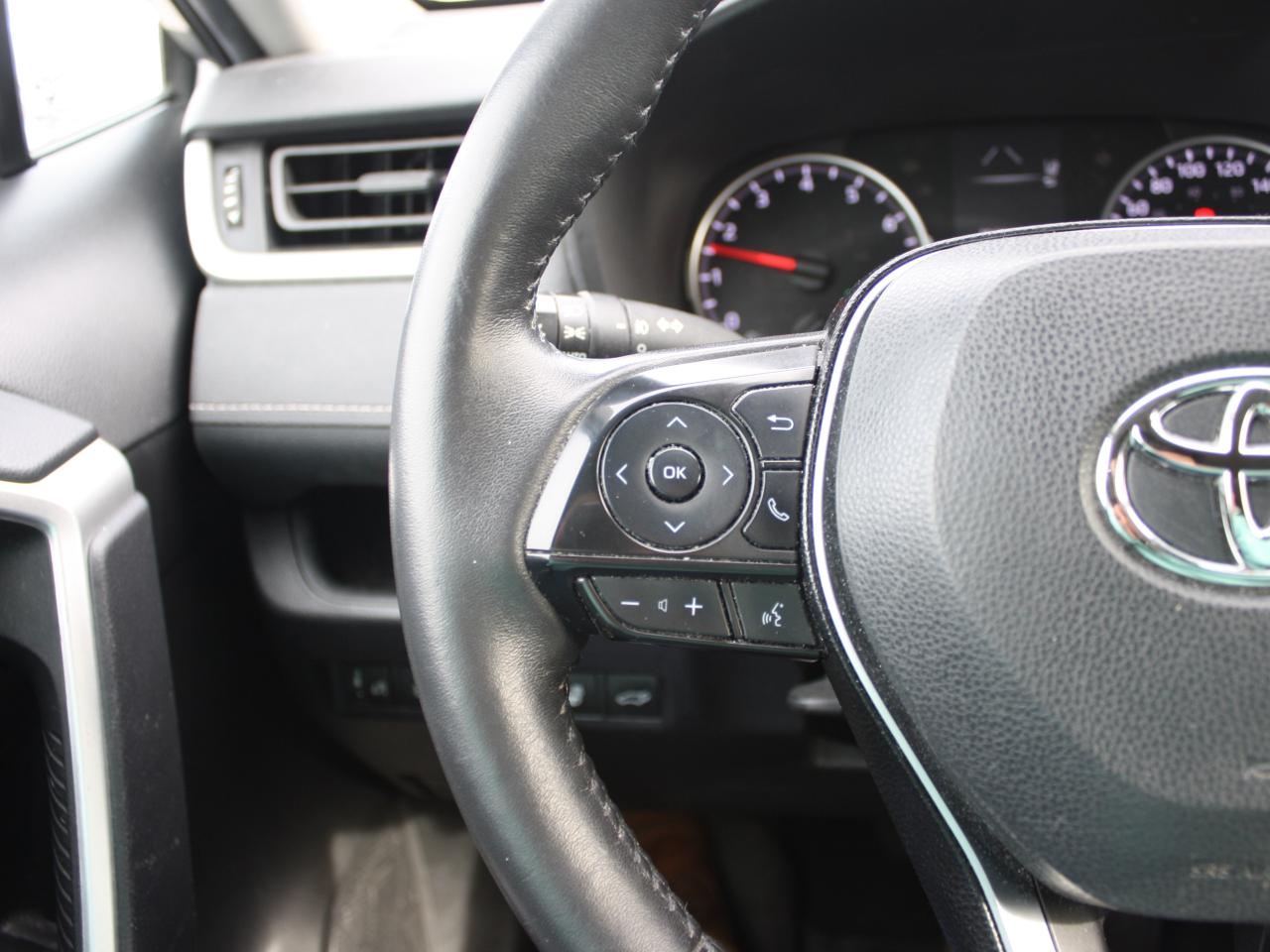 2020 Toyota RAV4 XLE  AWD/ Heated Seats / Blind Spot / Camera Photo