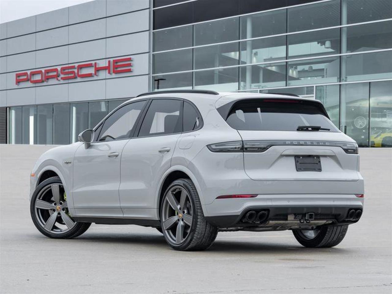 2023 Porsche Cayenne Platinum Edition E-Hybrid AWD Existing Warranty Va Photo3