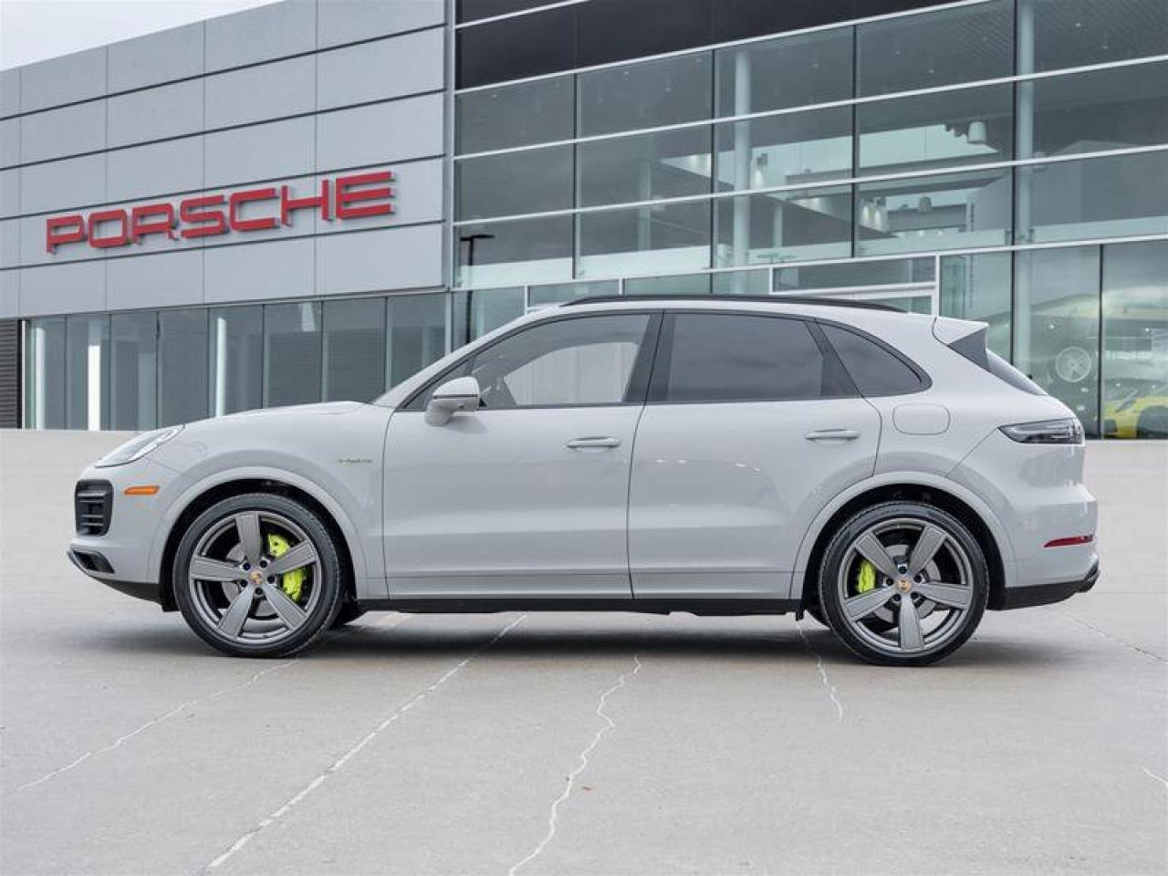 2023 Porsche Cayenne Platinum Edition E-Hybrid AWD Existing Warranty Va Photo2