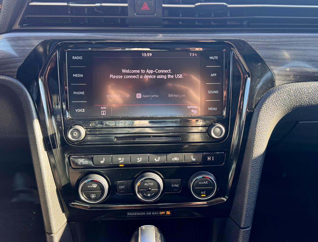 2021 Volkswagen Passat FINANCING AVAILABLE Photo13