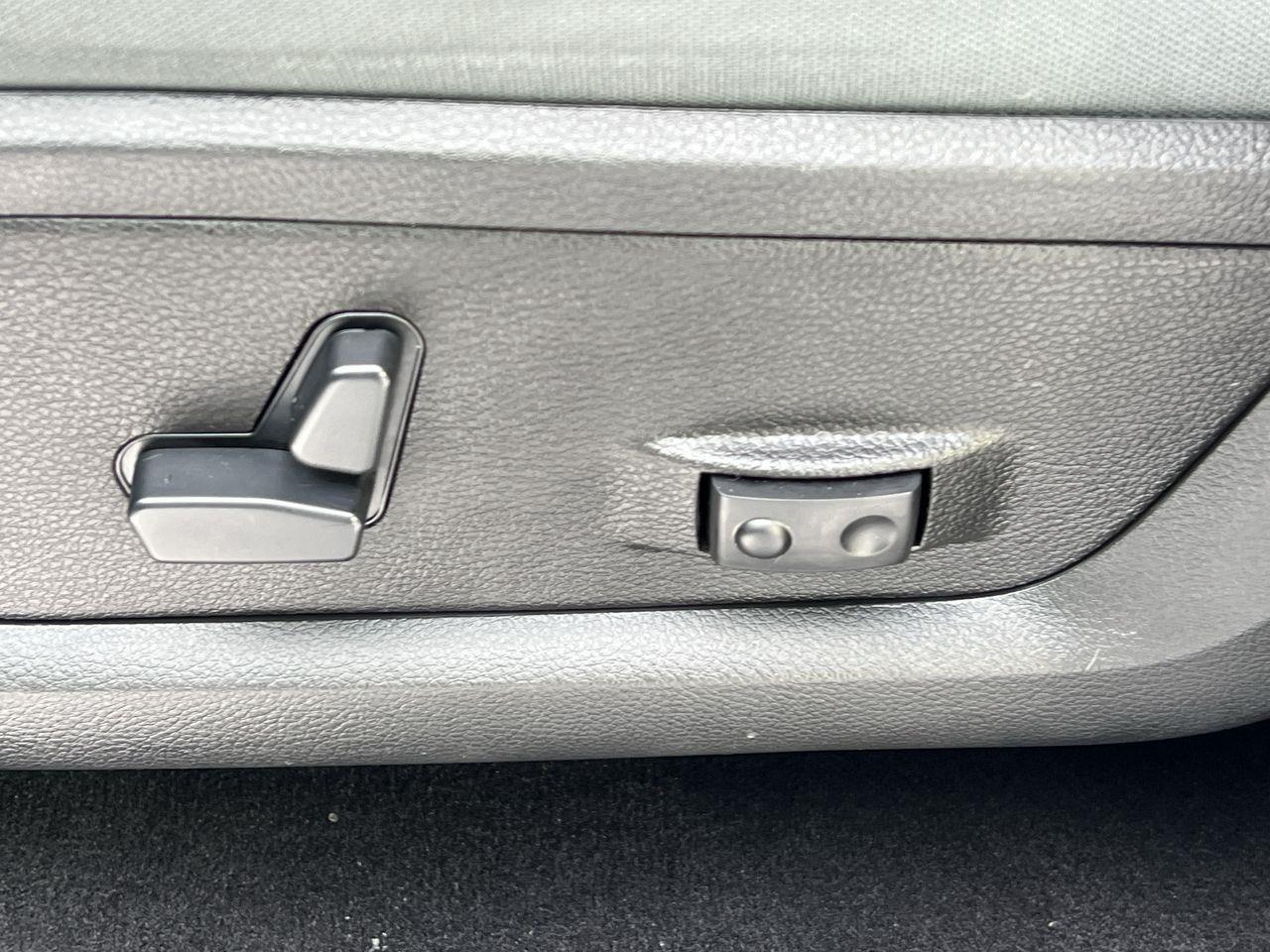 2020 RAM 1500 Classic SLT 4x4, HEATED FRONT SEATS, HEATED STEERING WHEEL, CRUISE CONTROL, BACK UP CAM, RUNNING BOARDS!! Photo