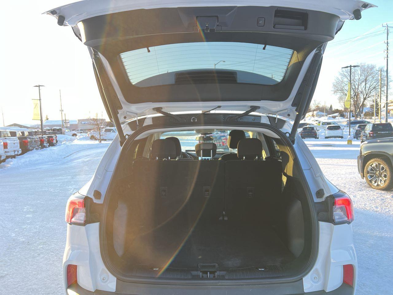 2022 Ford Escape AWD, HEATED SEATS, CRUISE CONTROL, BACK UP CAM, SIRIUS XM!! Photo