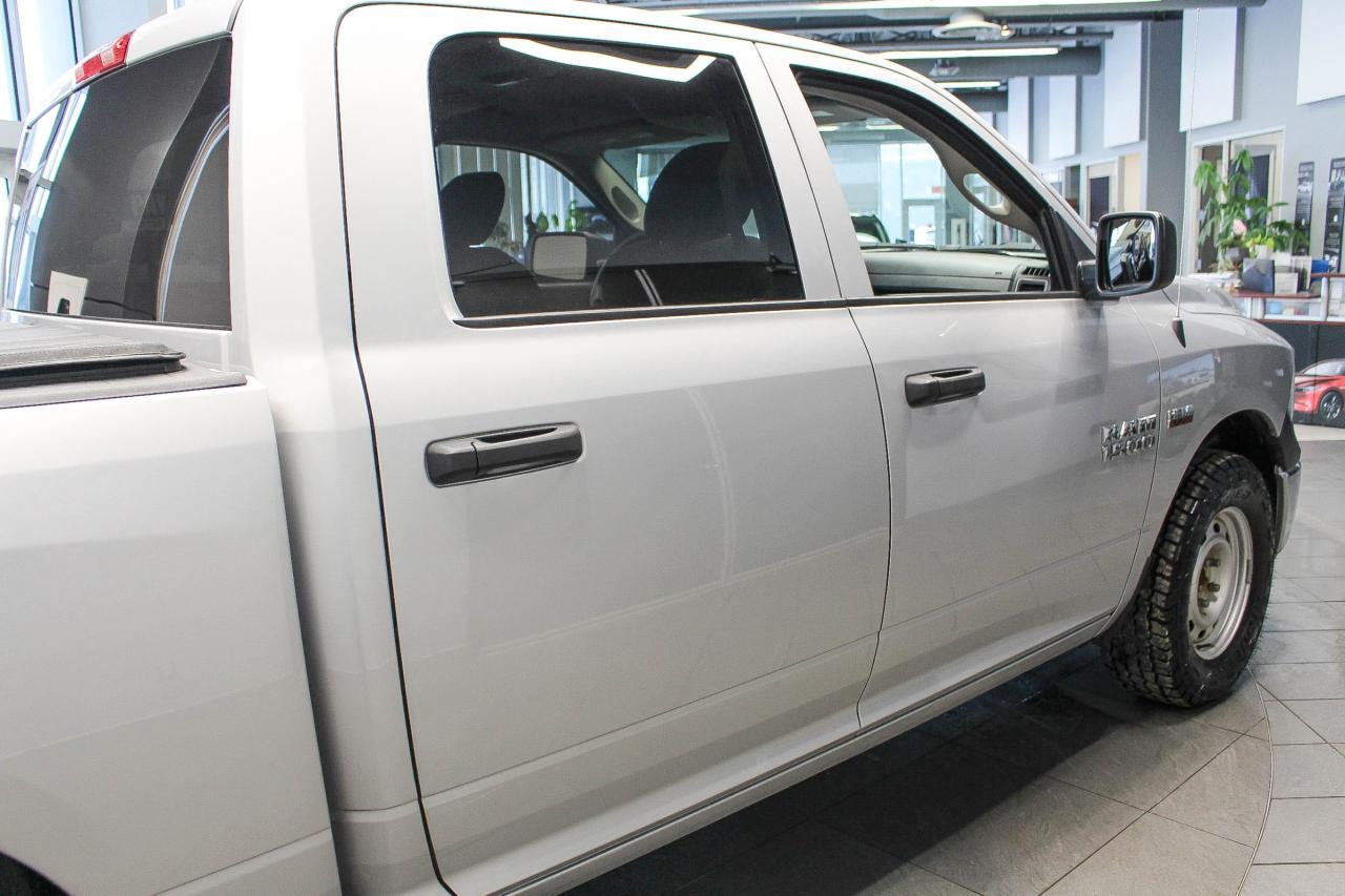 2017 RAM 1500 LOW KMS - TONNEAU COVER - CLOTH UPHOLSTERY - CLEAN CARFAX Photo3