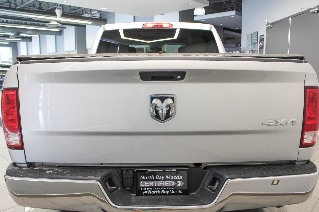 2017 RAM 1500 LOW KMS - TONNEAU COVER - CLOTH UPHOLSTERY - CLEAN CARFAX Photo4