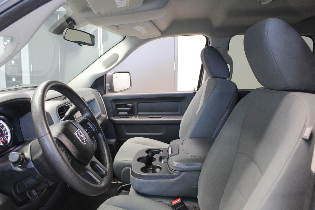 2017 RAM 1500 LOW KMS - TONNEAU COVER - CLOTH UPHOLSTERY - CLEAN CARFAX Photo