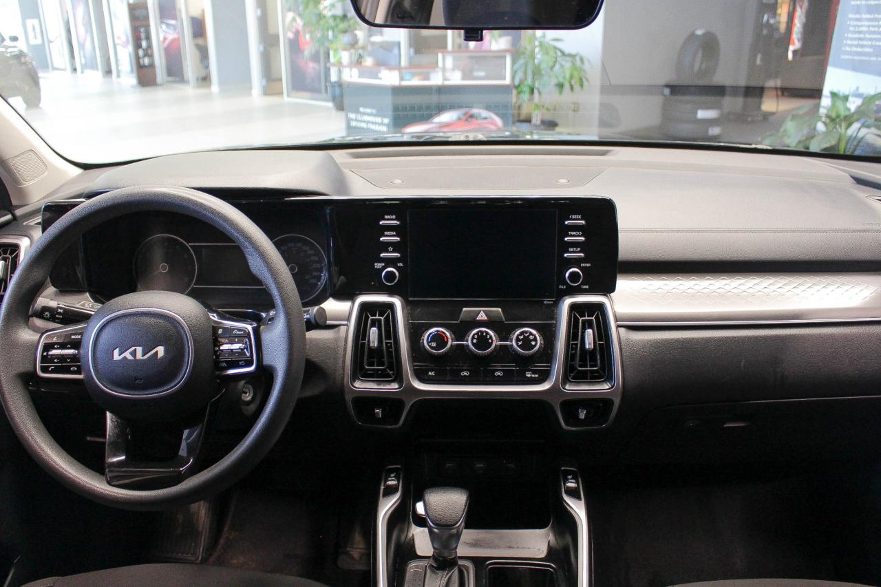 2022 Kia Sorento 2.5L LX+ HEATED FRONT SEATS - 7 PASSENGER SEATS - REARVIEW CAMERA Photo