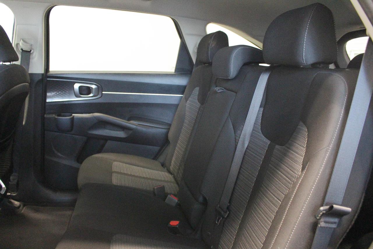 2022 Kia Sorento 2.5L LX+ HEATED FRONT SEATS - 7 PASSENGER SEATS - REARVIEW CAMERA Photo
