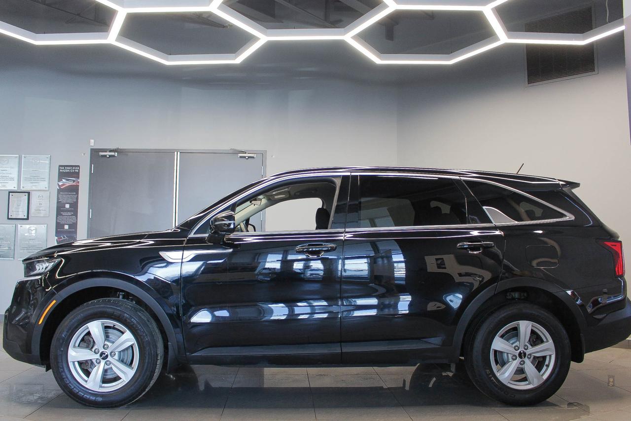 2022 Kia Sorento 2.5L LX+ HEATED FRONT SEATS - 7 PASSENGER SEATS - REARVIEW CAMERA Photo