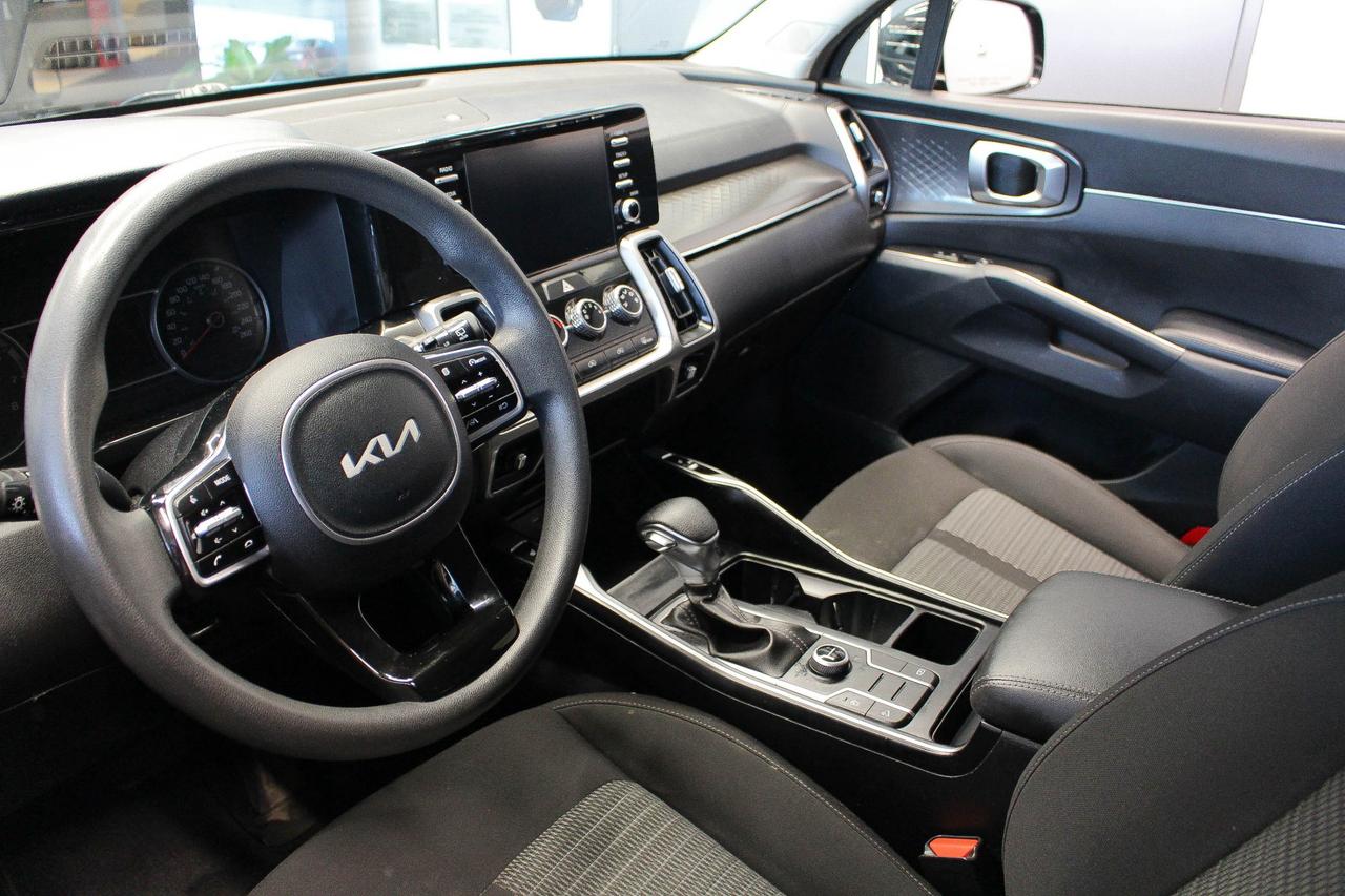2022 Kia Sorento 2.5L LX+ HEATED FRONT SEATS - 7 PASSENGER SEATS - REARVIEW CAMERA Photo