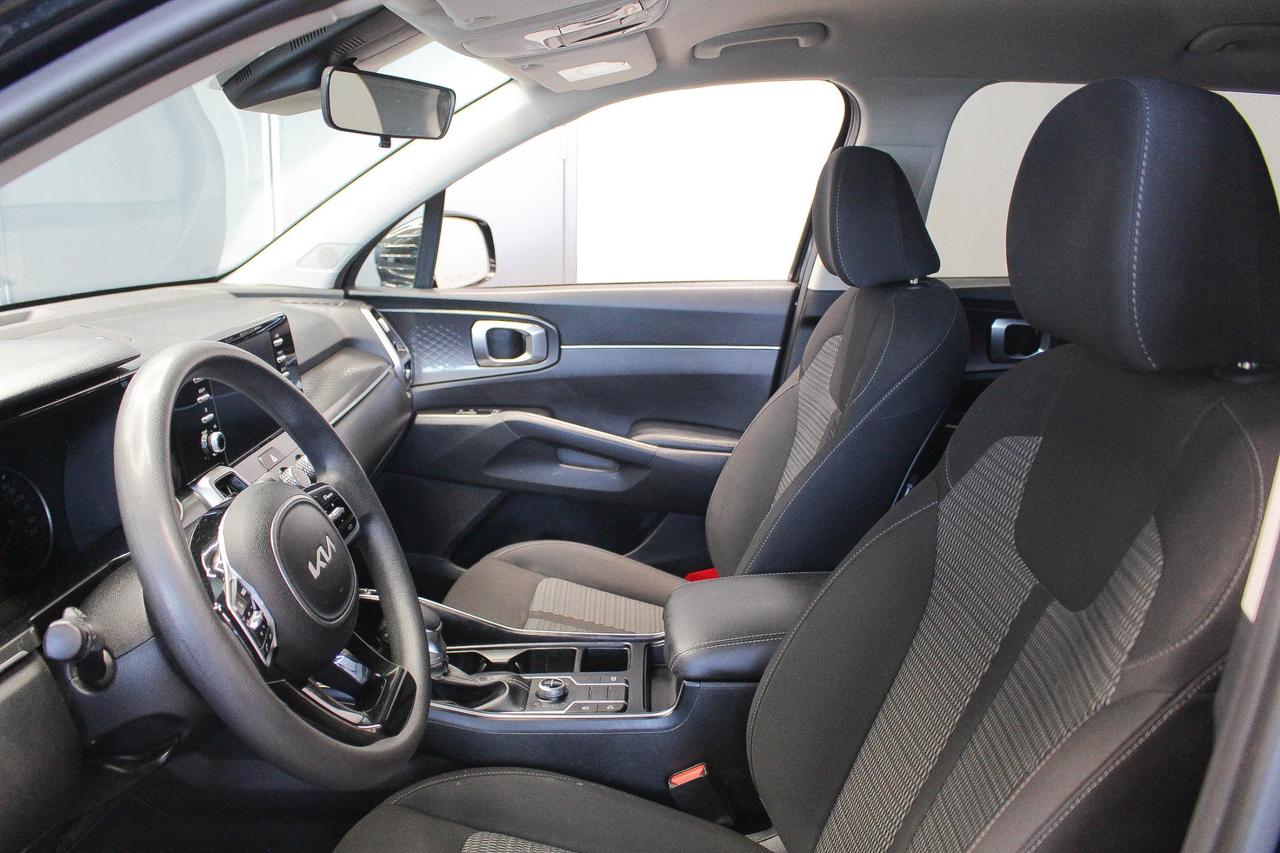 2022 Kia Sorento 2.5L LX+ HEATED FRONT SEATS - 7 PASSENGER SEATS - REARVIEW CAMERA Photo