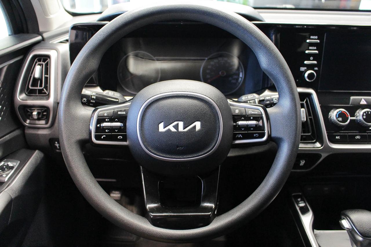 2022 Kia Sorento 2.5L LX+ HEATED FRONT SEATS - 7 PASSENGER SEATS - REARVIEW CAMERA Photo
