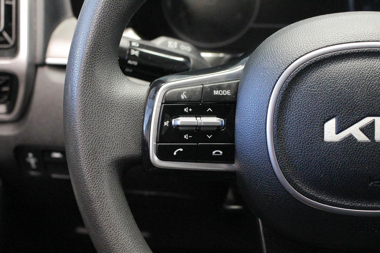 2022 Kia Sorento 2.5L LX+ HEATED FRONT SEATS - 7 PASSENGER SEATS - REARVIEW CAMERA Photo