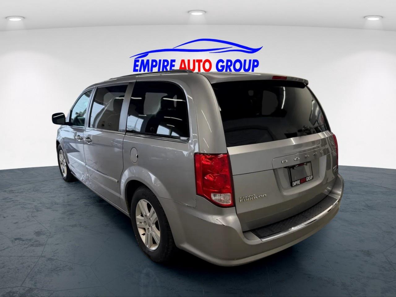 2017 Dodge Grand Caravan Crew Photo3