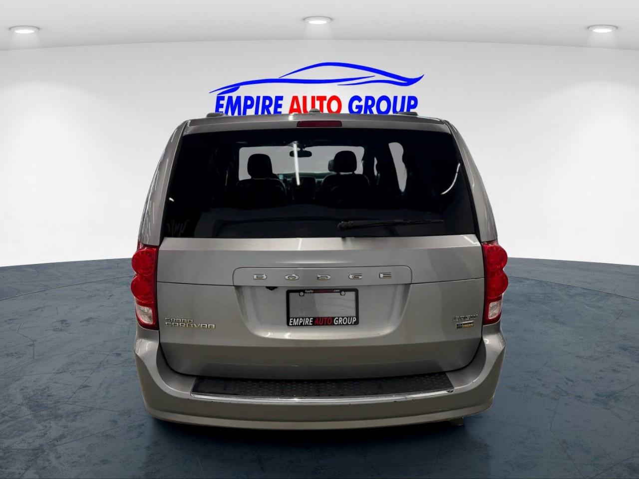 2017 Dodge Grand Caravan Crew Photo2