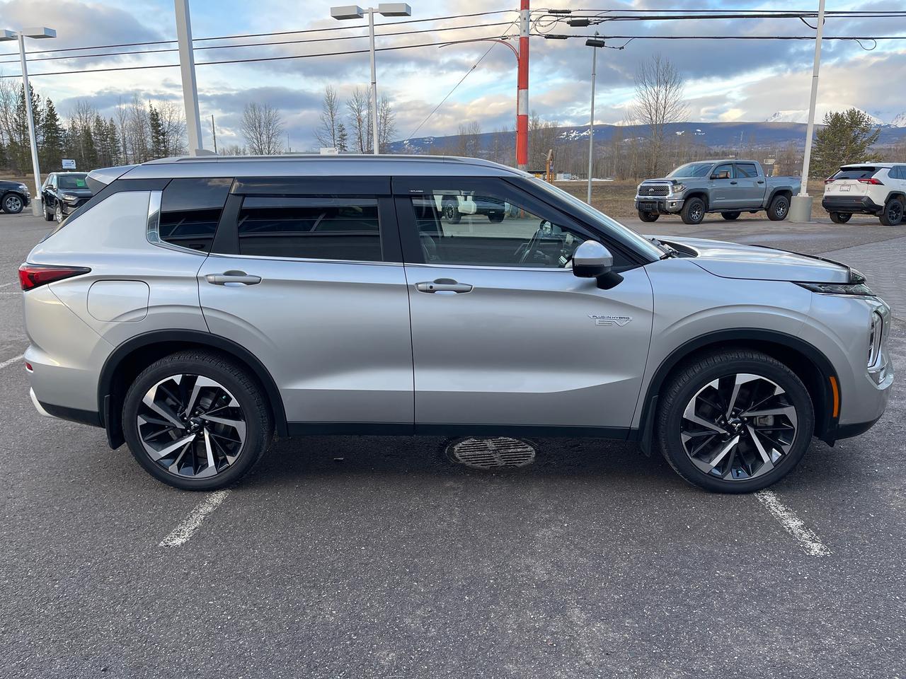 2023 Mitsubishi Outlander Phev SEL Photo2