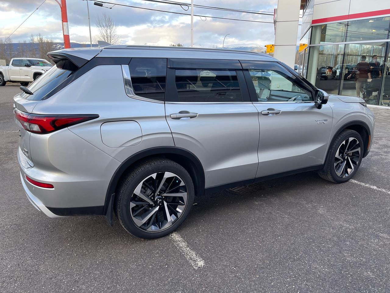 2023 Mitsubishi Outlander Phev SEL Photo3