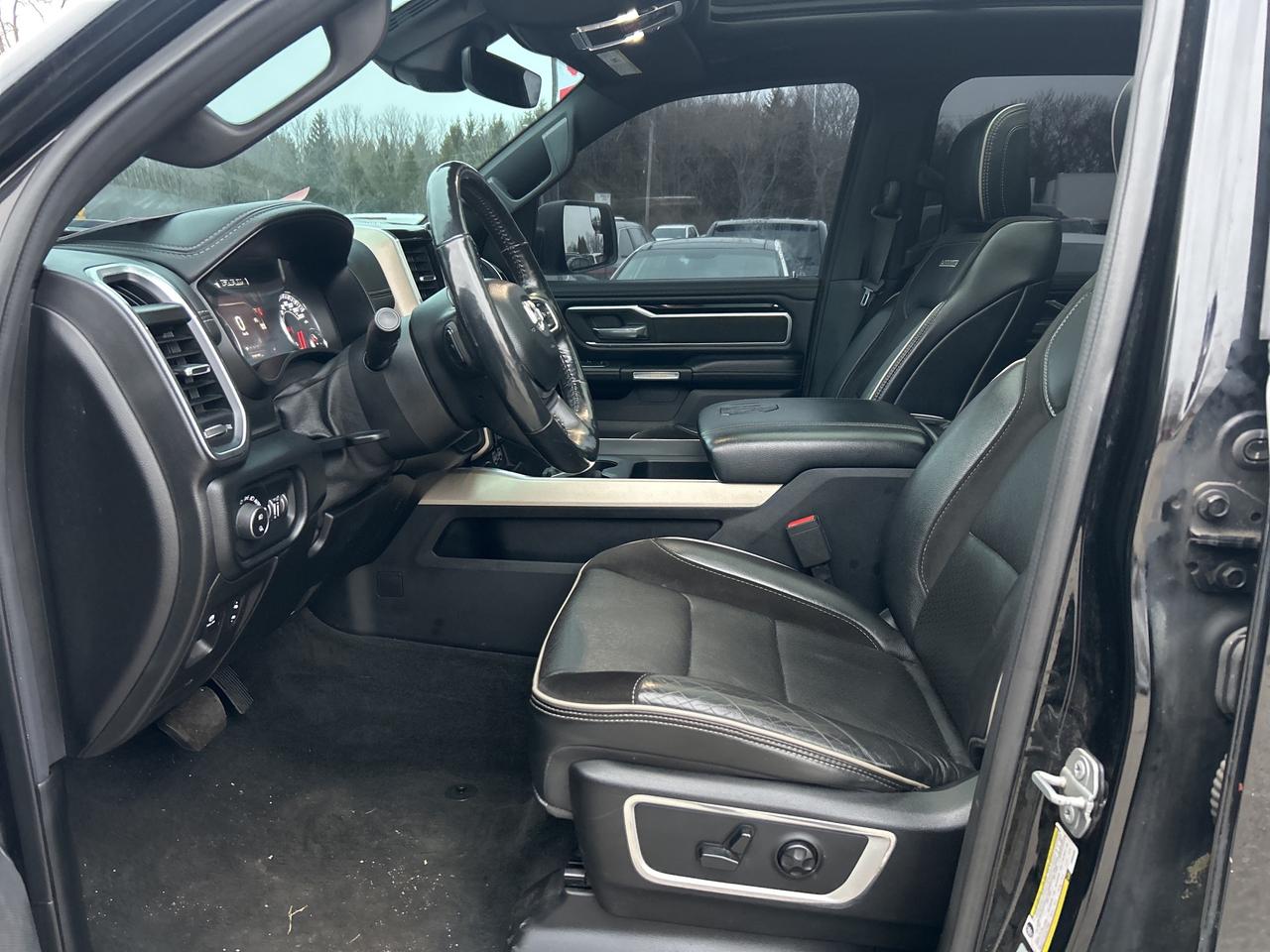 2019 RAM 1500 LARAMIE, LEATHER, PANORAMIC ROOF, REMOTE START! - Photo #12