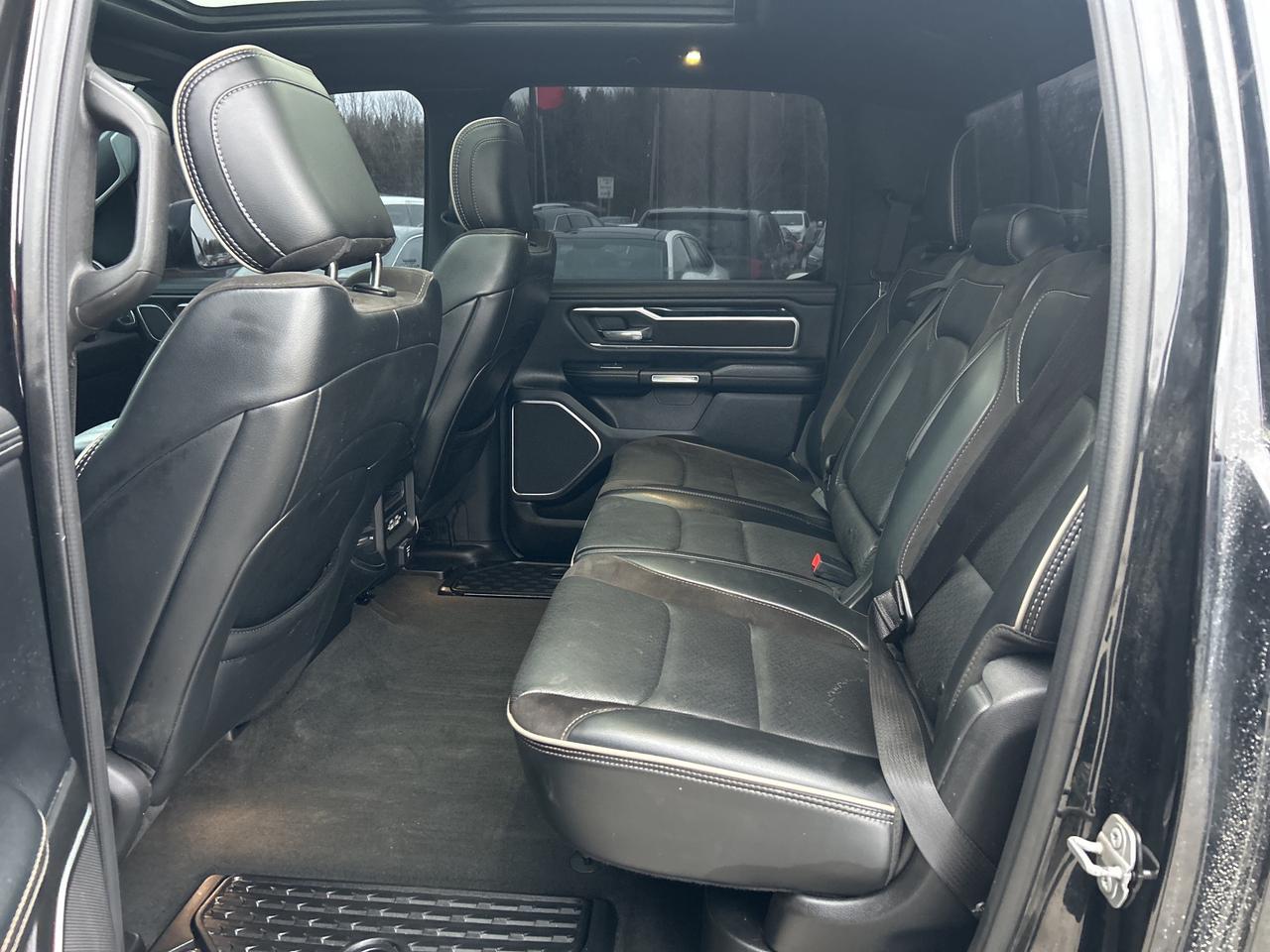 2019 RAM 1500 LARAMIE, LEATHER, PANORAMIC ROOF, REMOTE START! - Photo #13