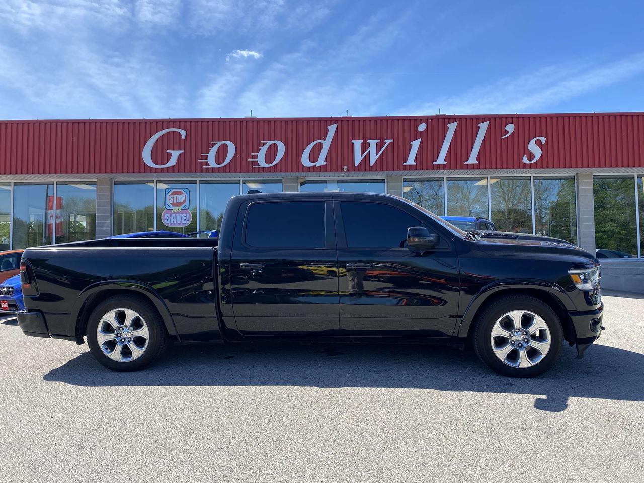 2019 RAM 1500 LARAMIE, LEATHER, PANORAMIC ROOF, REMOTE START!