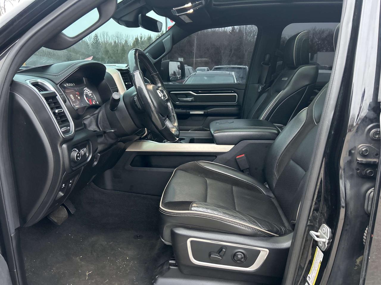 2019 RAM 1500 LARAMIE, LEATHER, PANORAMIC ROOF, REMOTE START! - Photo #12