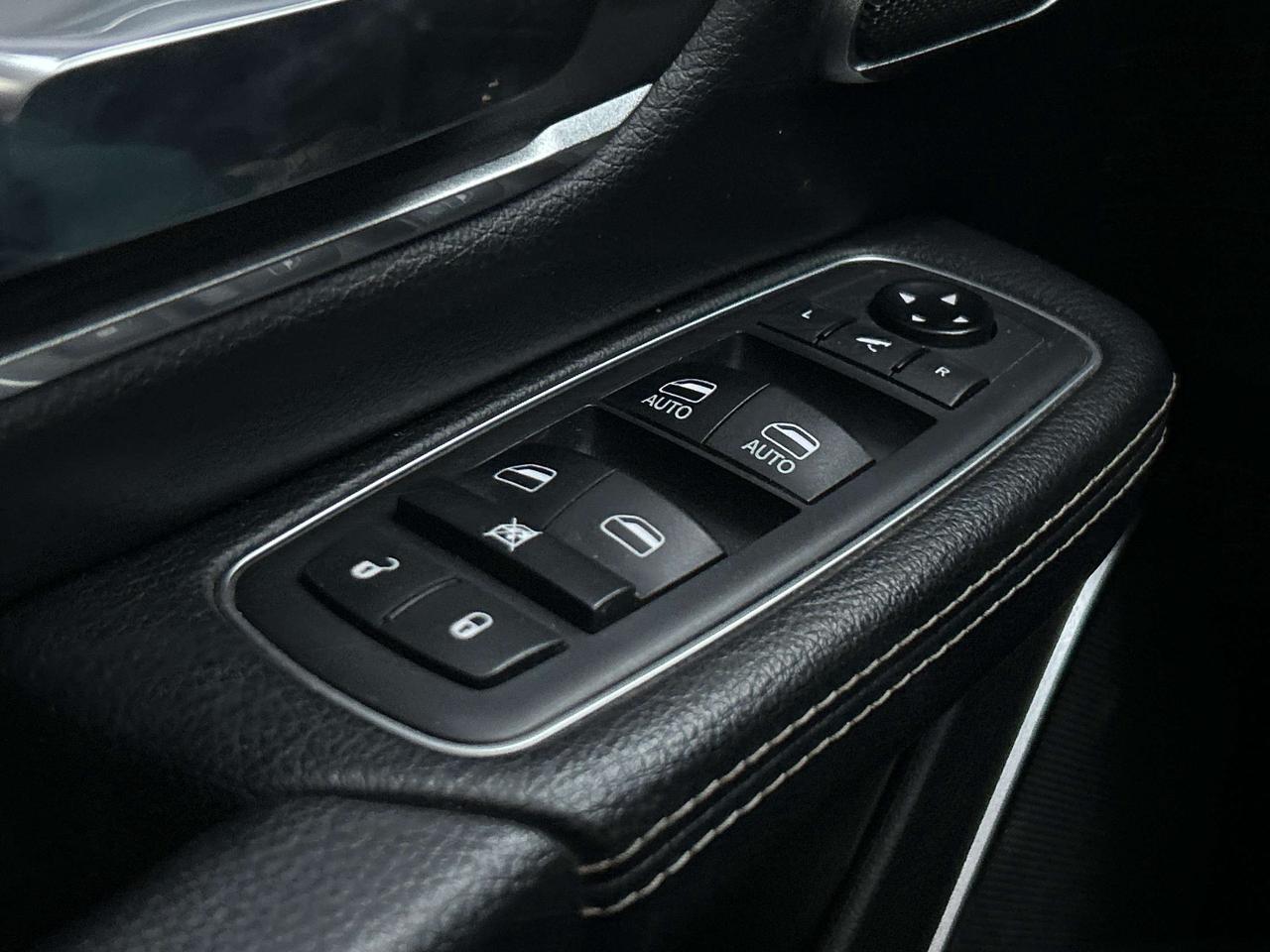 2019 RAM 1500 LARAMIE, LEATHER, PANORAMIC ROOF, REMOTE START! Photo