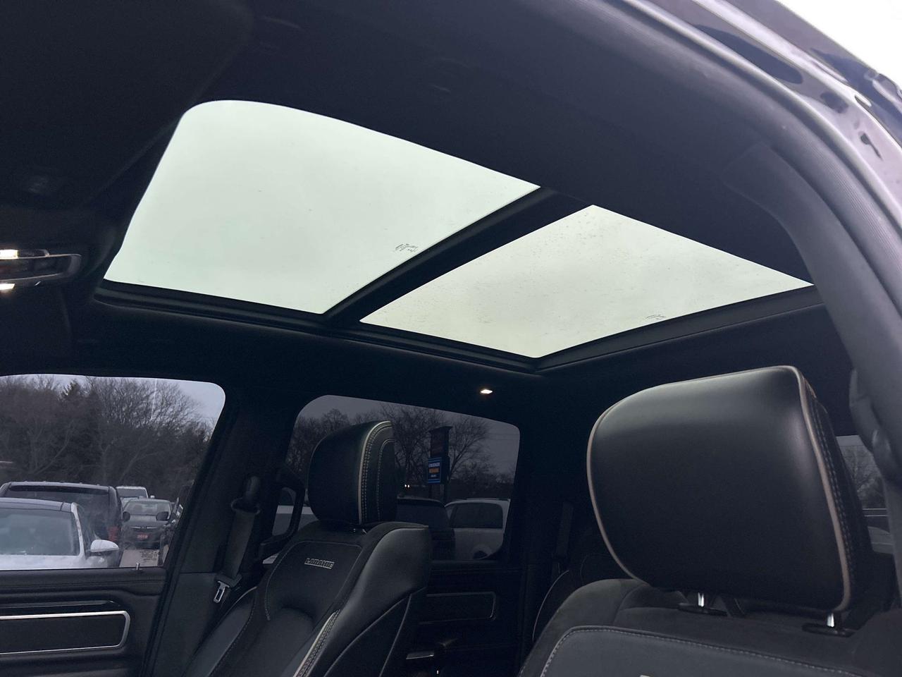2019 RAM 1500 LARAMIE, LEATHER, PANORAMIC ROOF, REMOTE START! Photo