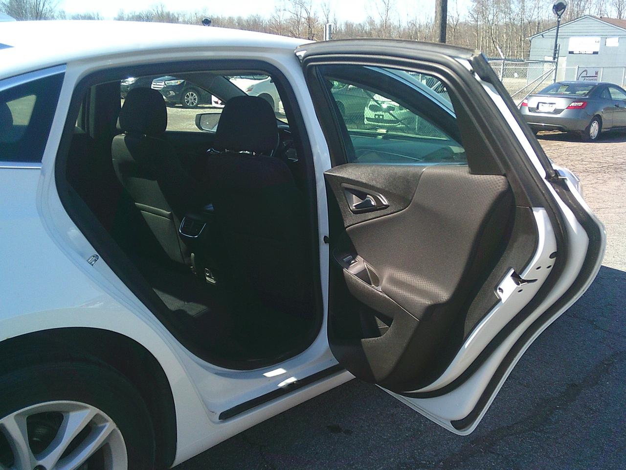2018 Chevrolet Malibu 4dr Sdn LT w-1LT Photo