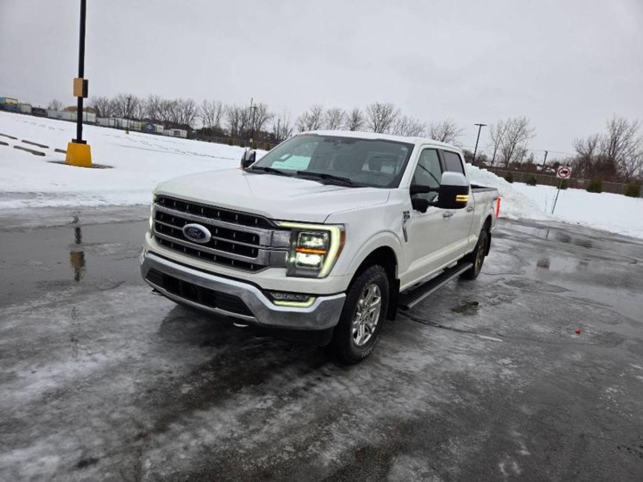 2021 Ford F-150 LARIAT Crew 4X4 | 5.0L V8 | 502A | Leather | Sunroof | Nav | 360 Camera | Adaptive Cruise and More ! Photo