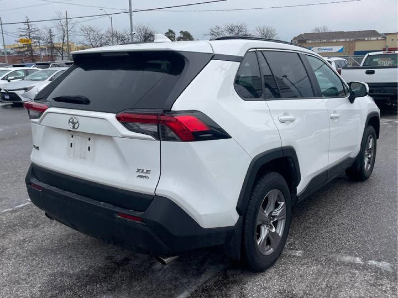 2023 Toyota RAV4 XLE AWD | Heated Seats + Steering | Carplay and Android Auto | Blind Spot Monitor | Sunroof & More ! Photo3