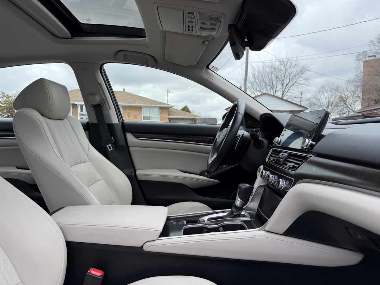 2018 Honda Accord Touring CVT Photo