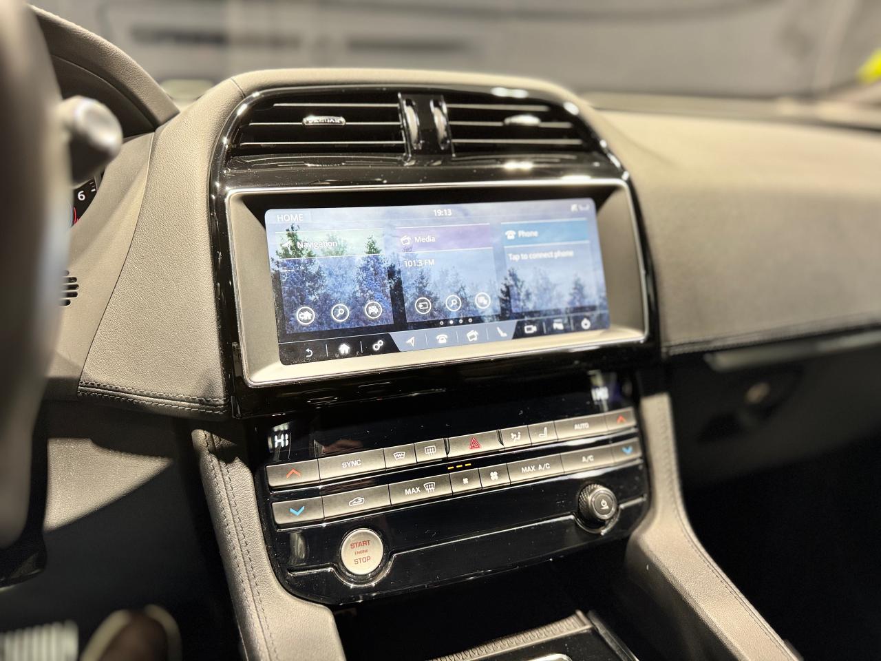 2019 Jaguar F-PACE 25t AWD Prestige Photo