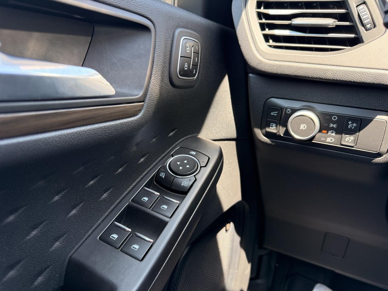 2020 Ford Escape Titanium Hybrid AWD Photo