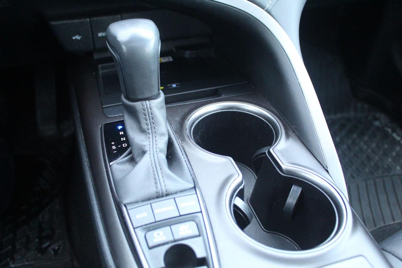 2024 Toyota Camry HYBRID SE Photo