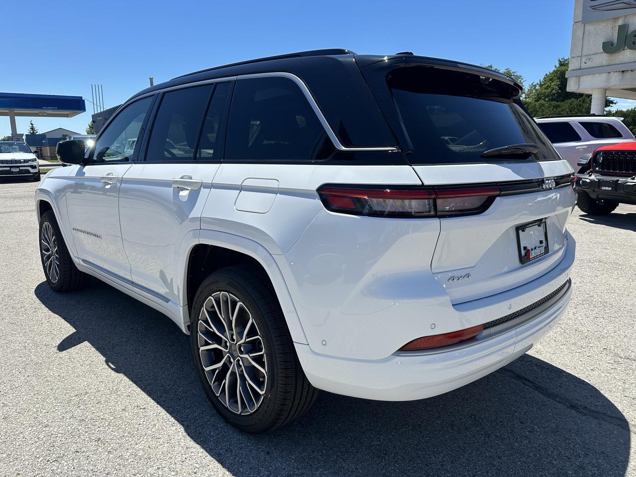 2026 Jeep Grand Cherokee Summit Photo4