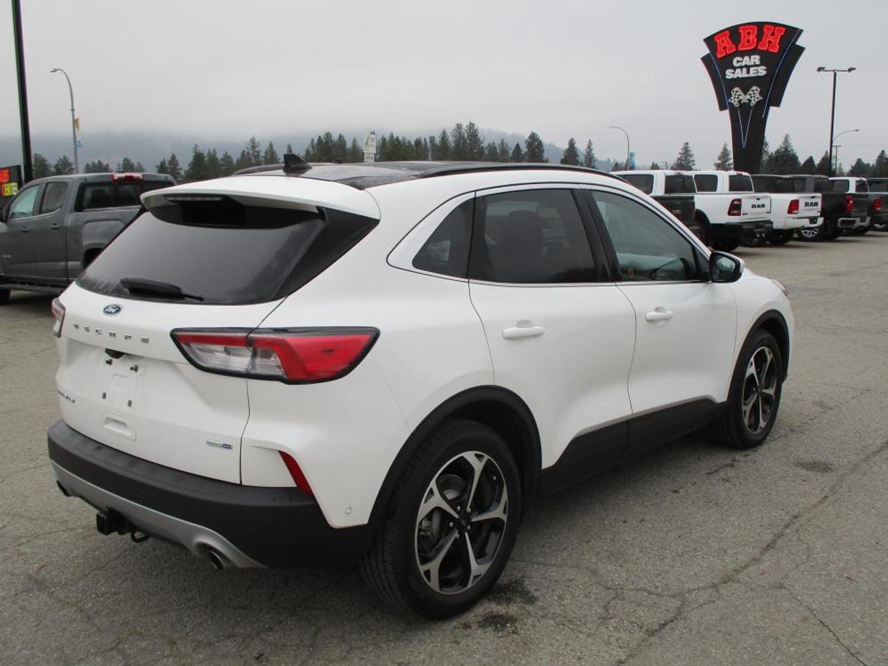 2020 Ford Escape Titanium AWD Photo4