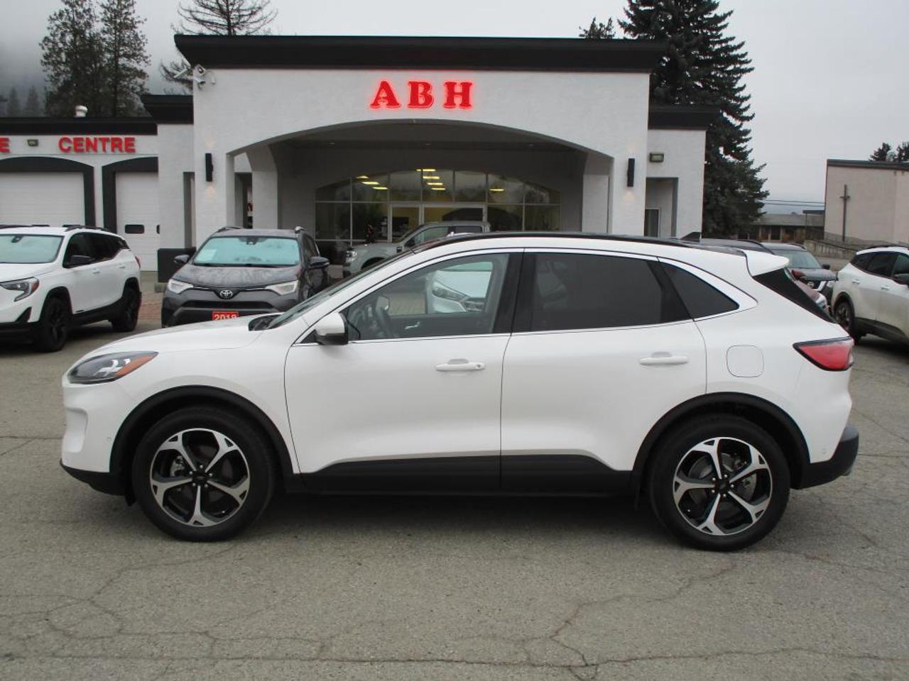 2020 Ford Escape Titanium AWD Photo2