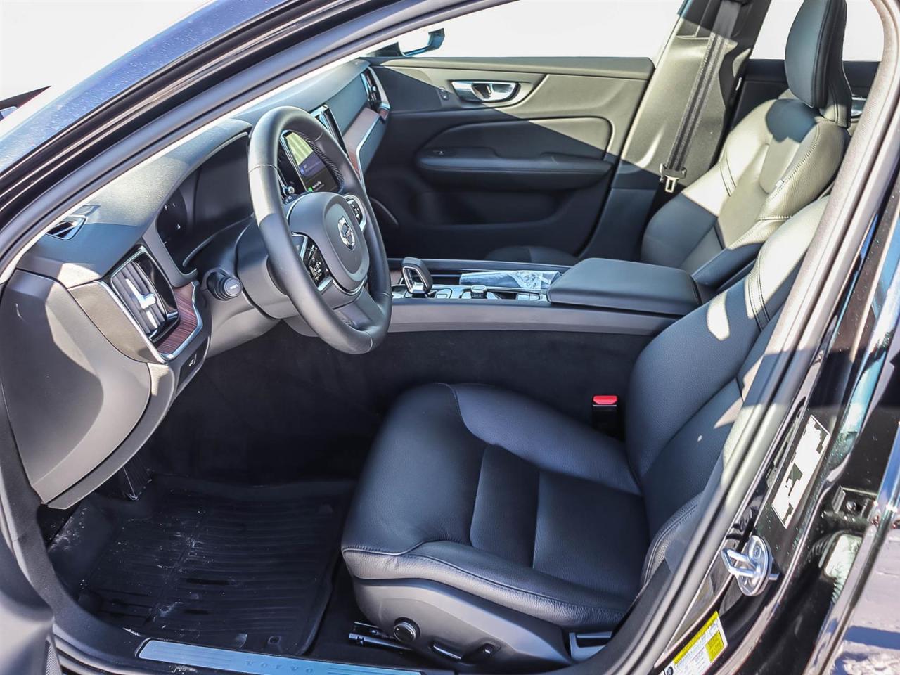 2025 Volvo V60 Plus Photo